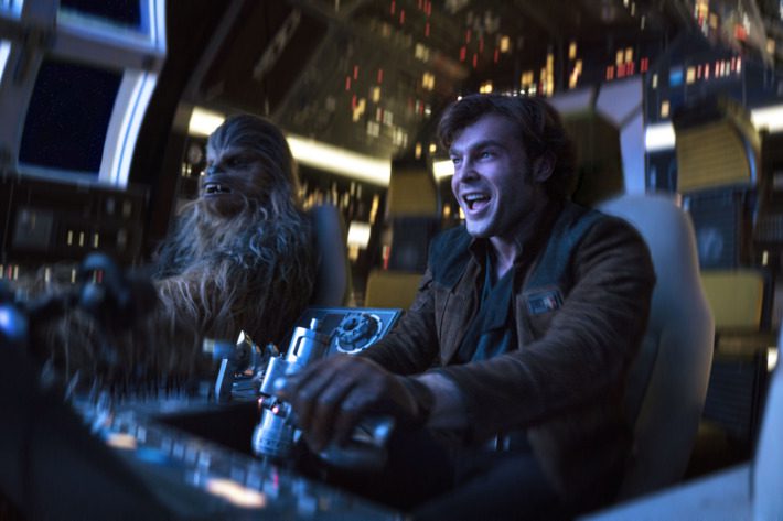 Kto strzeli pierwszy? „Han Solo: Gwiezdne Wojny – historie” – recenzja filmu