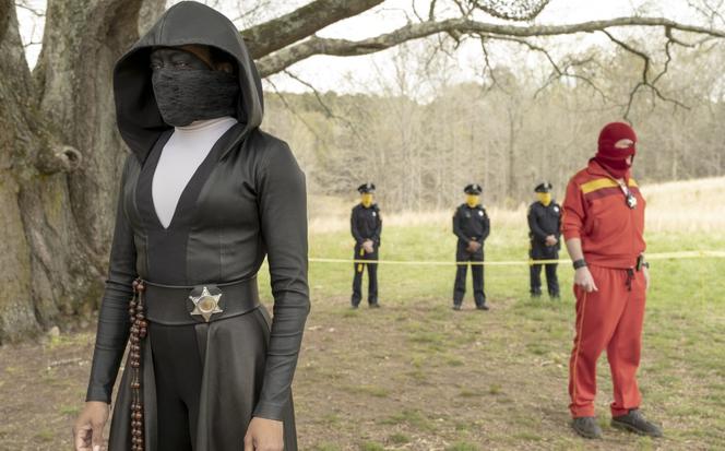 Maski, rasiści i niebieski bóg. „Watchmen” – recenzja serialu