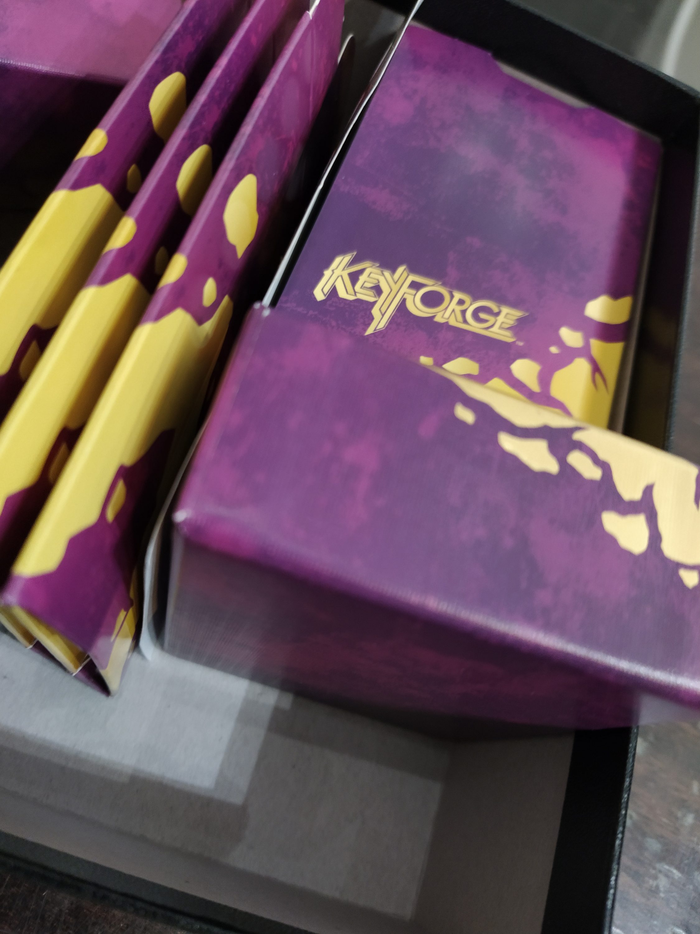 Moją talią jakoś dziwnie się gra! „KeyForge: Zderzenie Światów – Pakiet premium” – recenzja gry karcianej