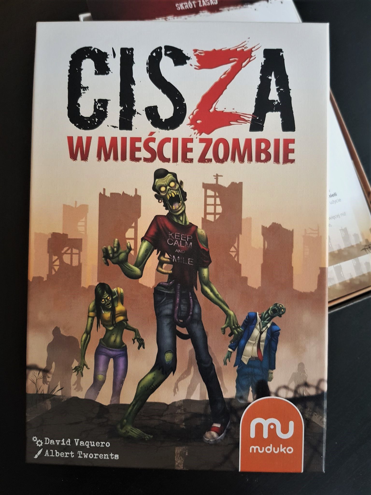 Wszyscy do schronu! „Cisza w mieście Zombie” – recenzja gry karcianej