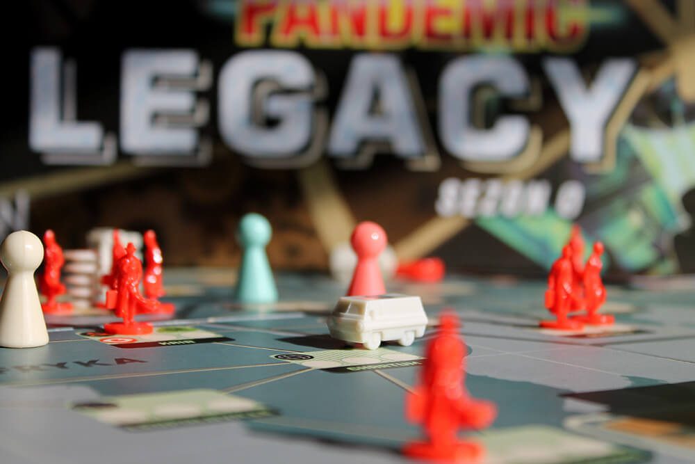 Świat czeka na ratunek. „Pandemic Legacy: Sezon 0” – recenzja gry planszowej